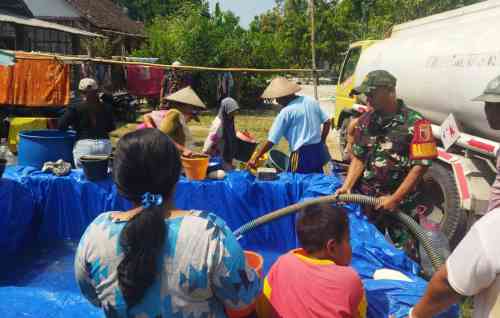Gerak Cepat, Kodim Bojonegoro Salurkan 16 Ribu Liter Air Bersih untuk Warga Terdampak Kekeringan Gerak Cepat, Kodim Bojonegoro Salurkan 16 Ribu Liter Air Bersih untuk Warga Terdampak Kekeringan