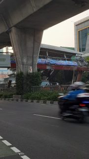 Truk Crane Tabrak JPO Depan Terraz Tree Hotel, Arus Lalu Lintas Tendean Terganggu