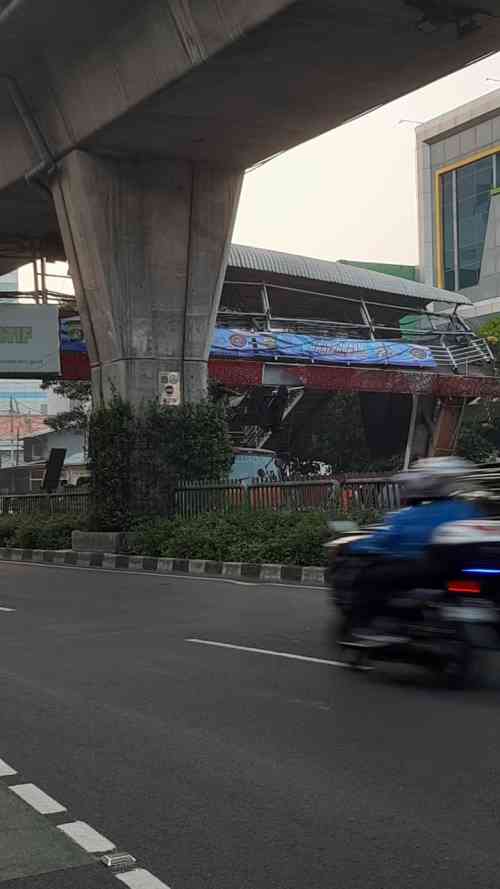 Truk Crane Tabrak JPO Depan Terraz Tree Hotel, Arus Lalu Lintas Tendean Terganggu