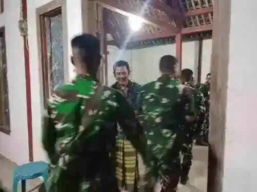 Nginap Dirumah Warga, Jadi Pengalaman Berkesan bagi Anggota Satgas TMMD 129 Bojonegoro