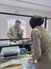 Polantas Tuban Sulap Pinggir Jalan Jadi Pos Konsultasi SIM, STNK, dan BPKB, Warga Berdatangan