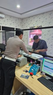 Cerita Pagi dari Tuban, Polantas Tuban Ubah Pinggir Jalan Jadi Pos Informasi SIM, STNK, dan BPKB