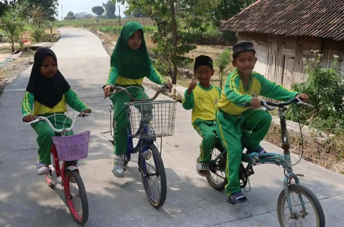 Senyum Ceria Anak-Anak Kesongo, Menyusuri Jalan Baru Hasil TMMD 129 Bojonegoro