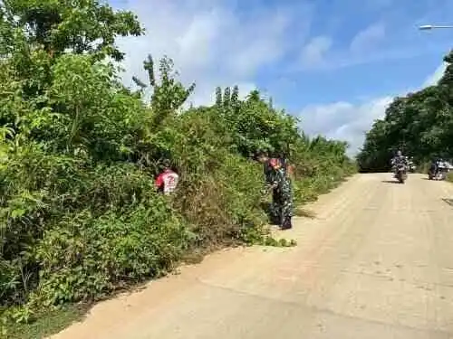 Wujudkan Lingkungan Sehat, Babinsa dan Warga Kompak Gelar Gotong Royong