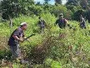 Babinsa Koramil Mapurujaya Bersama Warga Bersihkan TPU Kampung Hiripau