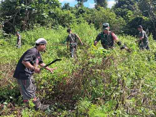 Babinsa Koramil Mapurujaya Bersama Warga Bersihkan TPU Kampung Hiripau Babinsa Koramil Mapurujaya Bersama Warga Bersihkan TPU Kampung Hiripau