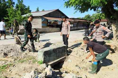 Hari Pertama Pekerjaan Fisik TMMD ke-129 Kodim 1505/Tidore, TNI Bersama Masyarakat Kompak Bangun Desa Hari Pertama Pekerjaan Fisik TMMD ke-129 Kodim 1505/Tidore, TNI Bersama Masyarakat Kompak Bangun Desa