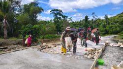Turun Langsung ke Lapangan, Dansatgas TMMD Ke-129 Kodim 1807/Sorsel Kobarkan Semangat Gotong Royong Warga