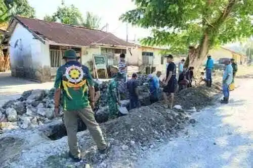 Semangat Kebersamaan Satgas TMMD ke-129 Kodim 1505/Tidore dan Warga Terus Menggelora di Lokasi Pembangunan Drainase