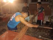 Lembur Hingga Malam, Satgas TMMD Ke-129 Kodim 1807/Sorong Selatan Kebut Pembangunan Rumah Semi Permanen Capai 49 Persen