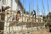 Di Bawah Terik Matahari, Satgas TMMD dan Warga Kompak Bangun Pastori Gereja