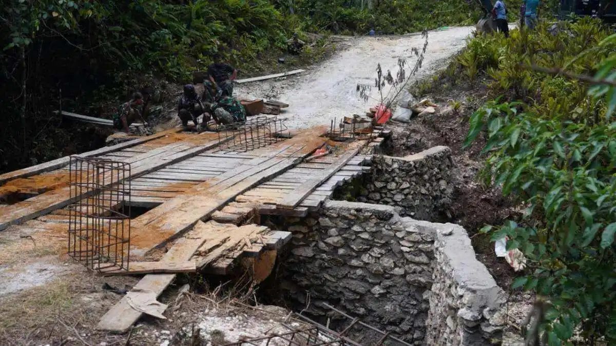 Rehab Jembatan TMMD Ke-129 Capai 55 Persen, Satgas TMMD Percepat Konektivitas dan Akses Masyarakat Kampung Sesor