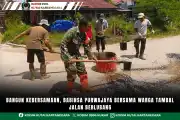 Bangun Kebersamaan, Babinsa Purwajaya Bersama Warga Tambal Jalan Berlubang