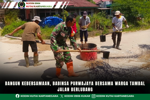 Bangun Kebersamaan, Babinsa Purwajaya Bersama Warga Tambal Jalan Berlubang Bangun Kebersamaan, Babinsa Purwajaya Bersama Warga Tambal Jalan Berlubang