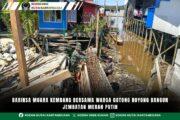 Babinsa Muara Kembang Bersama Warga Gotong Royong Bangun Jembatan Merah Putih