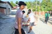 Percepatan Pembangunan RTLH, Anggota Satgas TMMD ke-129 Kodim 1505/Tidore Turunkan Material Semen