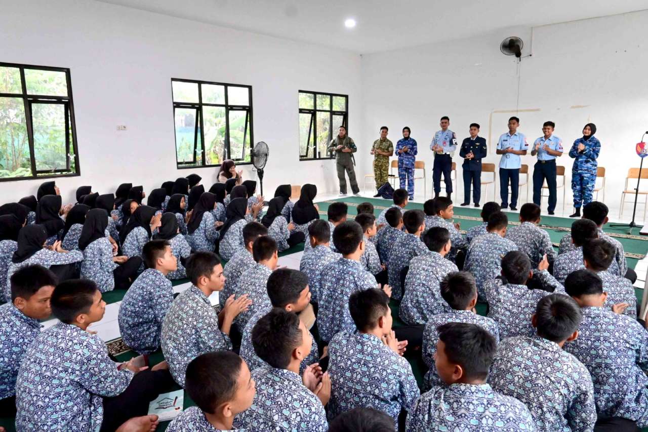 Dari Rasa Ingin Tahu Hingga Cita-Cita, Lanud Sjamsudin Noor Dekatkan Dunia TNI AU Dengan Siswa SRMP 20 Budi Luhur