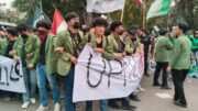 Mahasiswa Aksi di Depan Gedung DPR