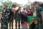 Senyum Tiga Generasi Sambut Jenderal: Potret Hangat Kunjungan Wasev TMMD 129 Bojonegoro di Kesongo