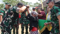 Senyum Tiga Generasi Sambut Jenderal: Potret Hangat Kunjungan Wasev TMMD 129 Bojonegoro di Kesongo