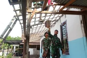 Merajut Harapan di Bawah Atap Baru: Sentuhan Hangat Satgas TMMD 129 Bojonegoro untuk Rumah Pak Ladi