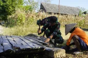 Lelah Tak Terasa: Satgas TMMD 129 Bojonegoro Bantu Benahi Jembatan Warga Kesongo