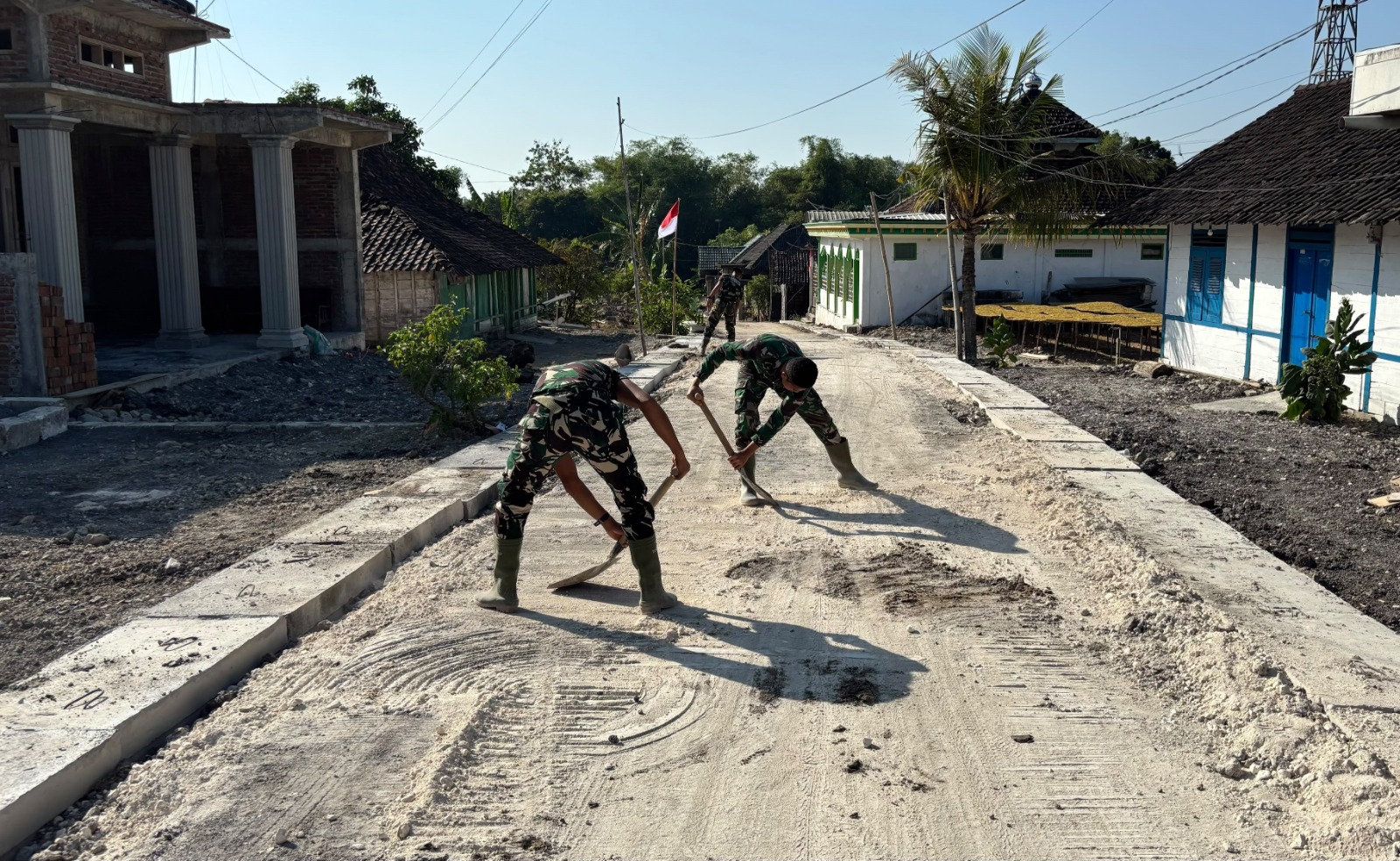 Wujud Nyata Gotong Royong: Satgas TMMD 129 Bojonegoro dan Warga Pacu Pembangunan Drainase demi Keawetan Jalan Desa Wujud Nyata Gotong Royong: Satgas TMMD 129 Bojonegoro dan Warga Pacu Pembangunan Drainase demi Keawetan Jalan Desa