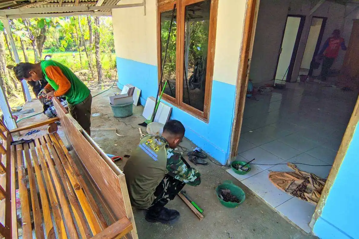 Sinergi Tanpa Sekat: Kala Satgas TMMD 129 Bojonegoro dan Warga Kesongo Bahu-Membahu Merajut Asa Ibu Jasmiati