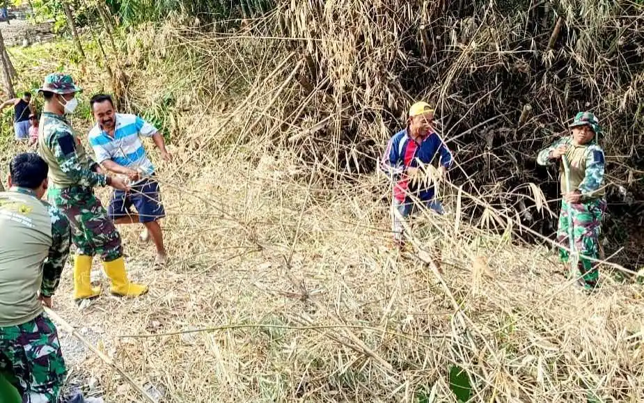 Merawat Lingkungan, Membangun Masa Depan: Satgas TMMD 129 Bojonegoro dan Warga Bersih-Bersih Sungai Kesongo