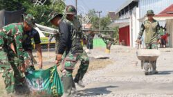 Wujudkan Fasum Nyaman: Satgas TMMD 129 Bojonegoro Bersih-Bersih Kawasan Rest Area Terpadu