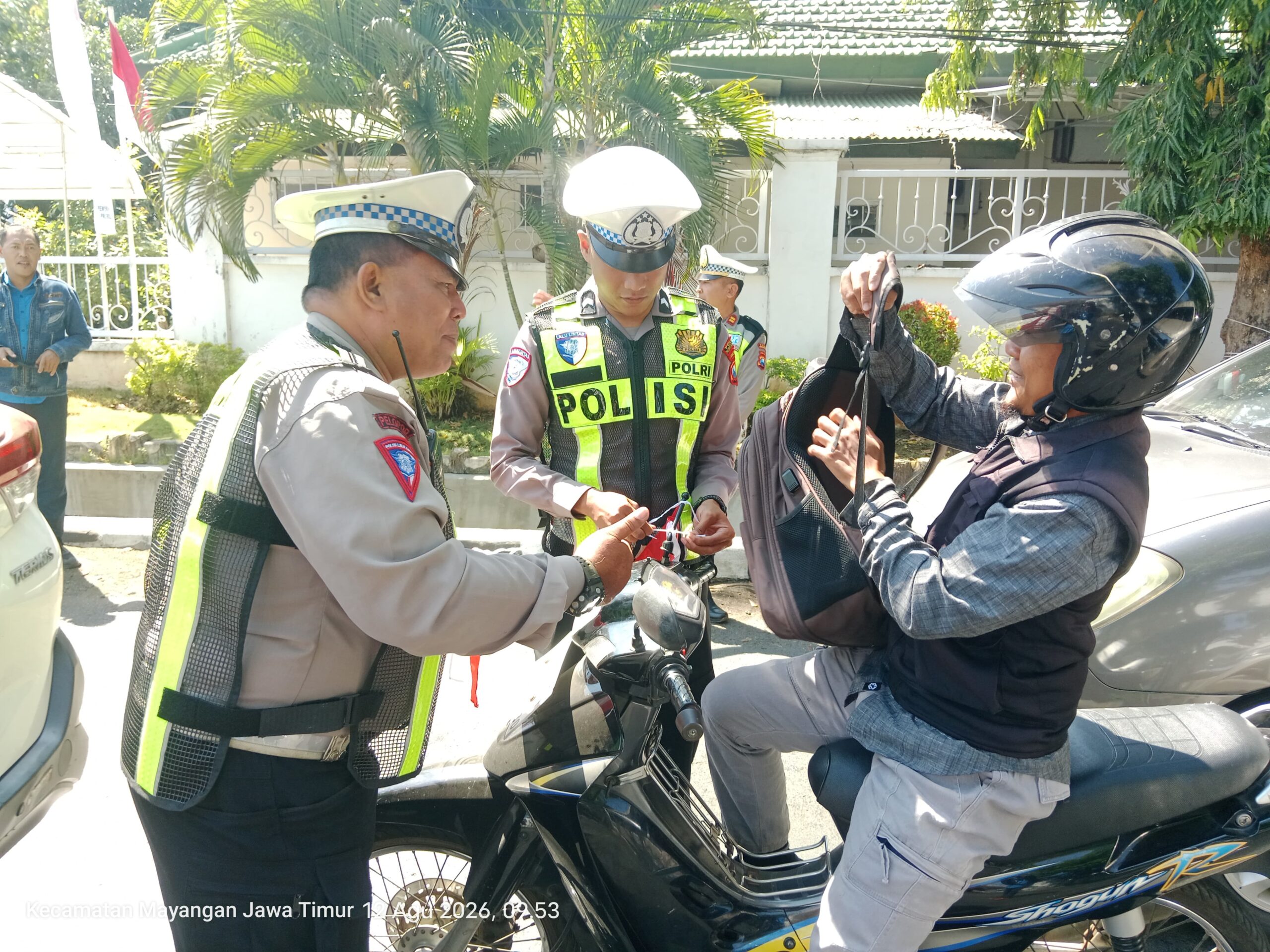 Kasatlantas Polres Probolinggo Kota Bagikan Bendera dan Beras kepada Pengendara