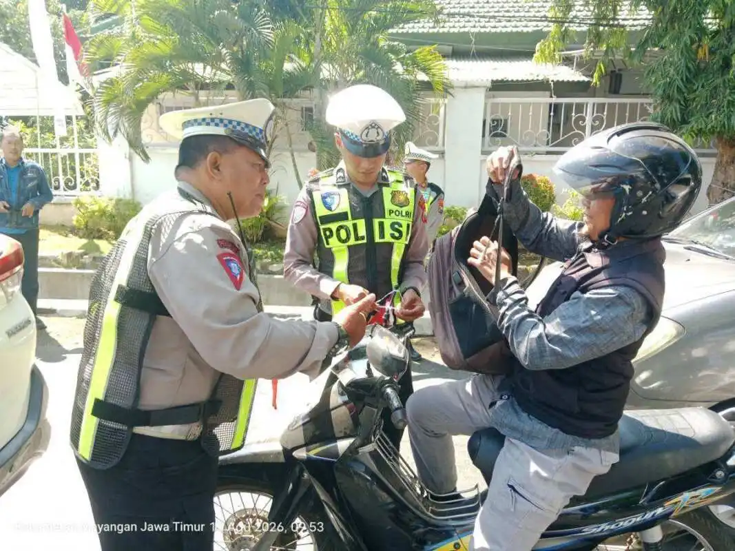 Kasatlantas Polres Probolinggo Kota Bagikan Bendera dan Beras kepada Pengendara