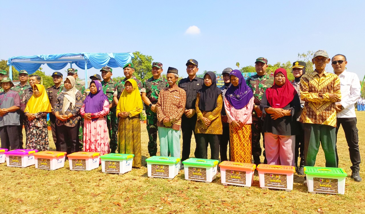 Penutupan TMMD ke-129 di Kesongo Bojonegoro Diwarnai Aksi Sosial Sembako Penutupan TMMD ke-129 di Kesongo Bojonegoro Diwarnai Aksi Sosial Sembako