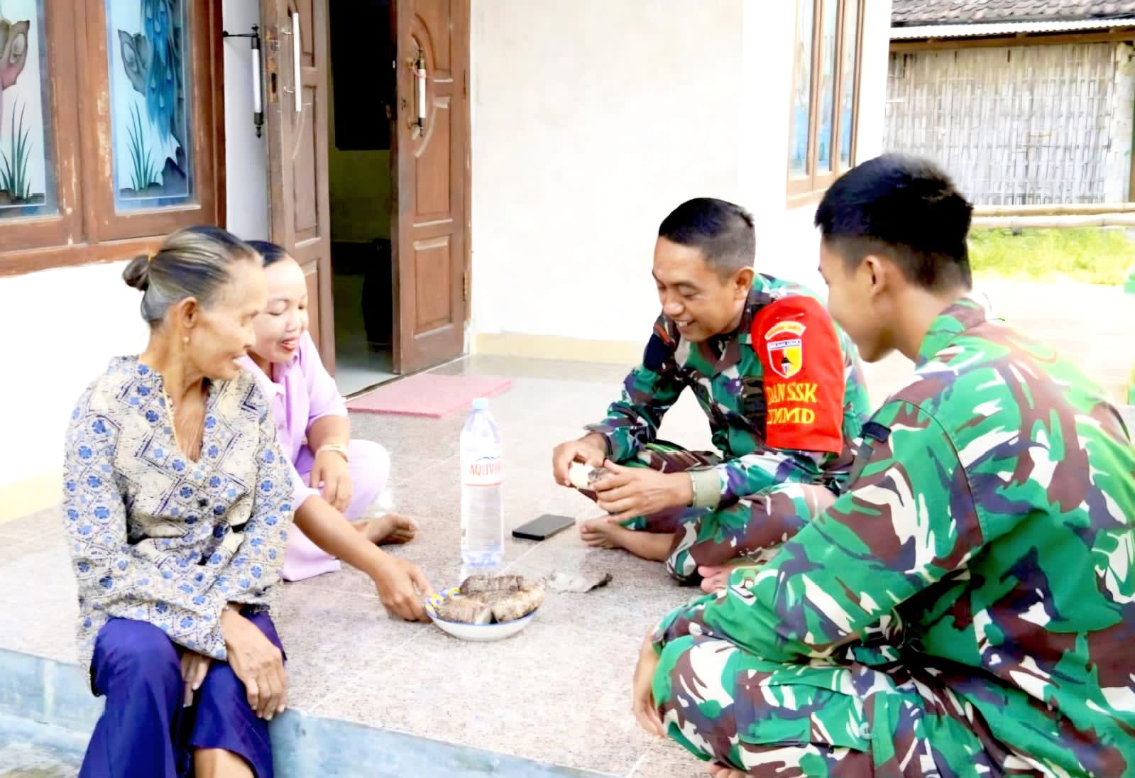 Saat Satgas TMMD 129 Bojonegoro dan Warga Kesongo Berat Melepas Rindu