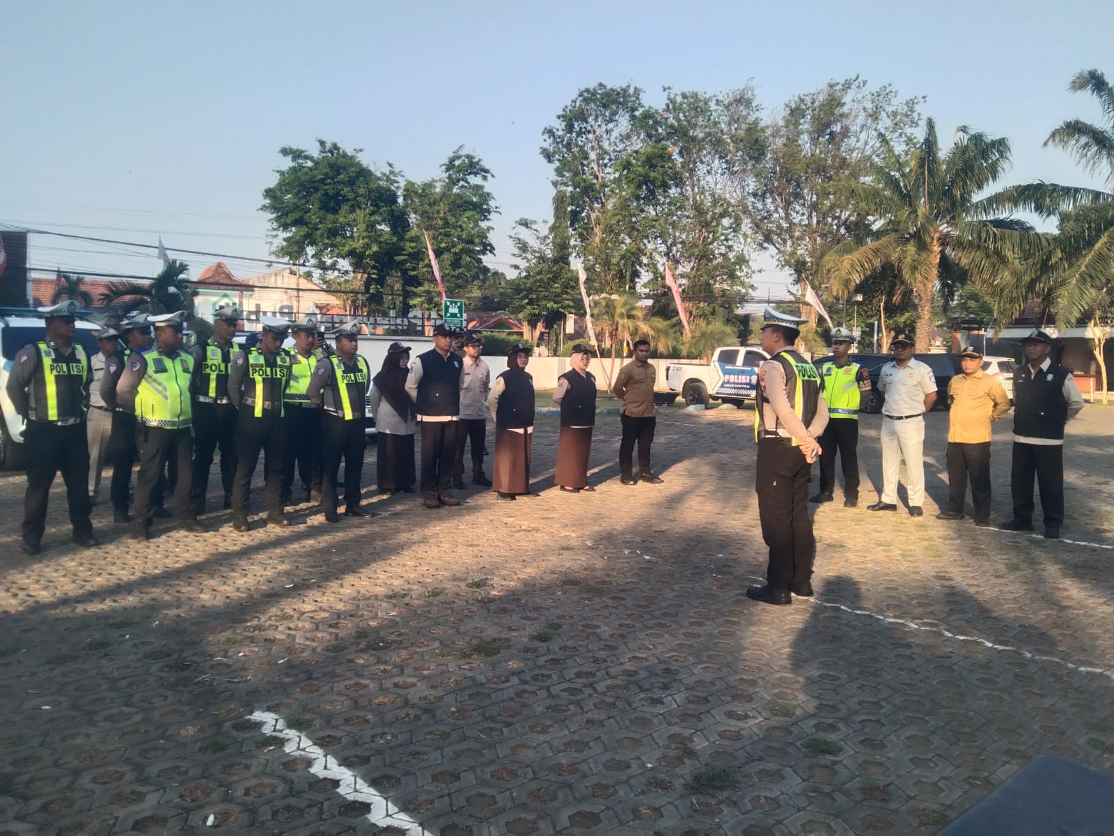 Satlantas Polres Probolinggo Gelar Operasi Gabungan Didepan MPP Dringu, Tingkatkan Kepatuhan Pengguna Jalan Satlantas Polres Probolinggo Gelar Operasi Gabungan Didepan MPP Dringu, Tingkatkan Kepatuhan Pengguna Jalan