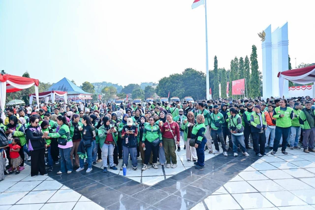 Gebyar HUT RI ke-81, Rano Alfath Berbagi Kebahagiaan dengan 1.500 Sahabat Ojol Gebyar HUT RI ke-81, Rano Alfath Berbagi Kebahagiaan dengan 1.500 Sahabat Ojol