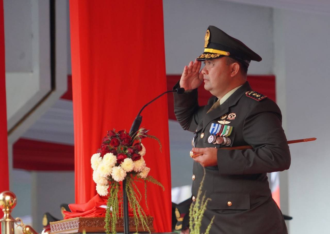 Berlangsung Khidmat: Dandim Bojonegoro Pimpin Upacara Penurunan Bendera HUT ke-81 RI Berlangsung Khidmat: Dandim Bojonegoro Pimpin Upacara Penurunan Bendera HUT ke-81 RI