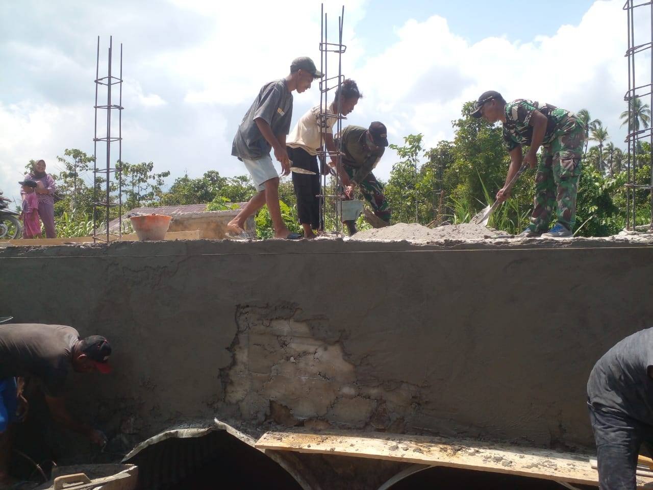 Bahu Membahu Bangun Infrastruktur, TNI dan Warga Kerjakan Jembatan Armco Desa Maidi