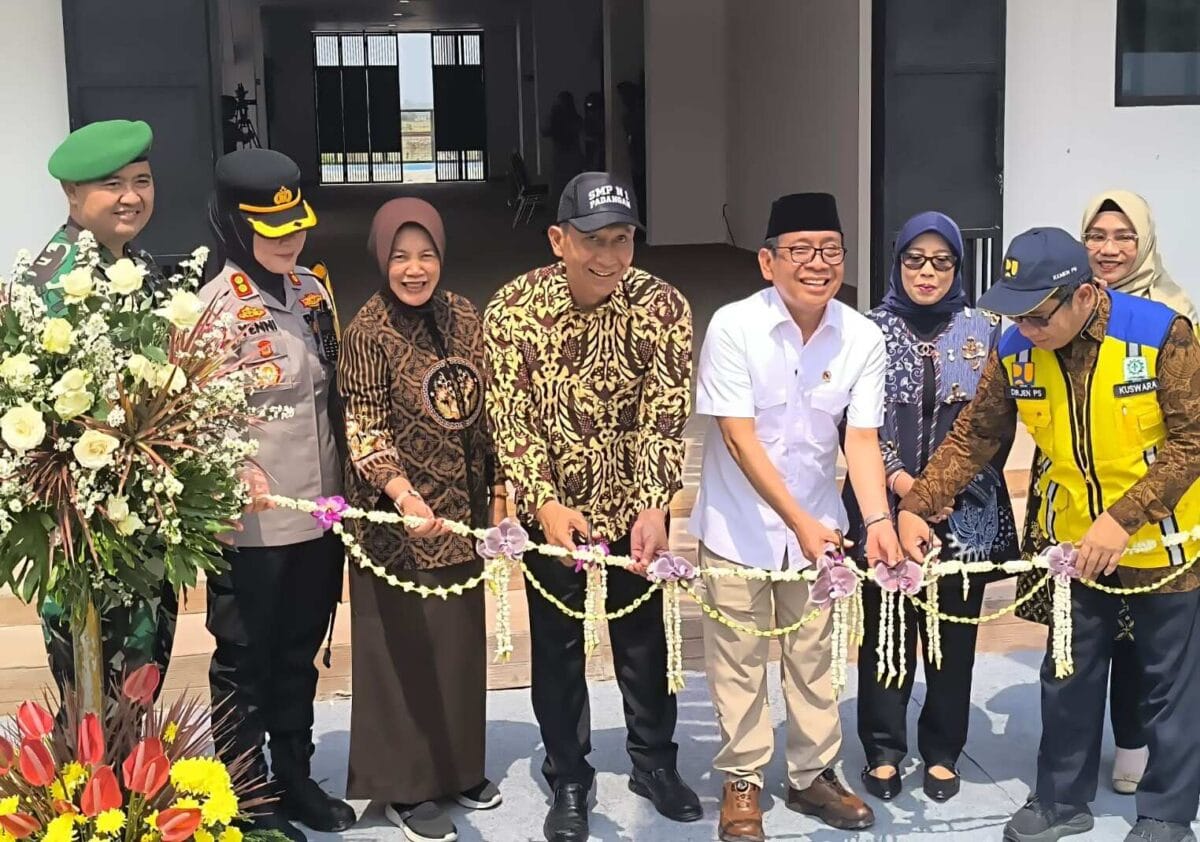 Dandim Bojonegoro Dampingi Menko PMK Hadiri Harlah dan Peresmian Gedung Baru SMPN 1 Padangan Dandim Bojonegoro Dampingi Menko PMK Hadiri Harlah dan Peresmian Gedung Baru SMPN 1 Padangan