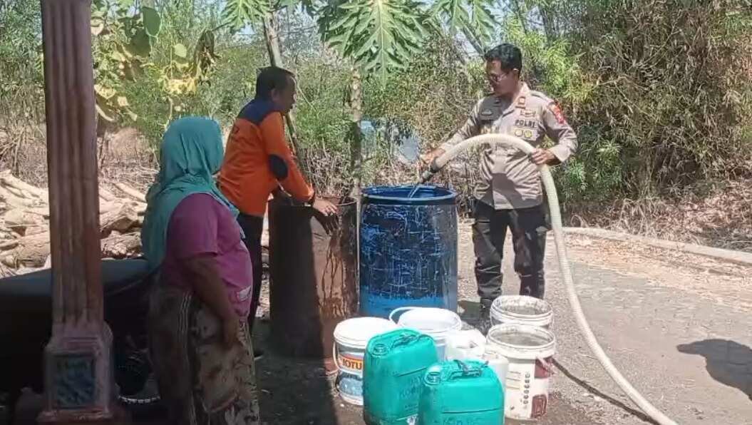 Polsek Tongas Gandeng BPBD Salurkan Air Bersih