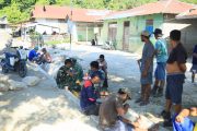 Hangatnya Kebersamaan, Satgas TMMD ke-129 Kodim 1505/Tidore Makan Bersama Warga di Lokasi Pekerjaan