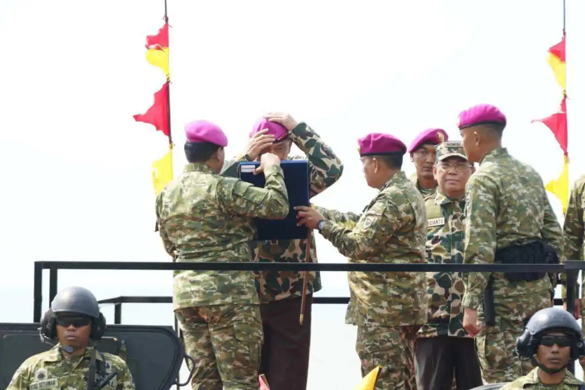 Wakil Panglima TNI dan Sejumlah Pejabat Negara Terima Warga Kehormatan dan Brevet Korps Marinir