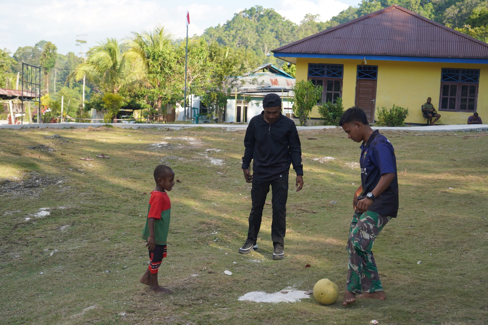 Bukan Sekadar Membangun Desa, Satgas TMMD Ke-129 Hadirkan Keceriaan Bersama Anak-Anak Kampung Sesor Bukan Sekadar Membangun Desa, Satgas TMMD Ke-129 Hadirkan Keceriaan Bersama Anak-Anak Kampung Sesor