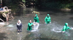 Jembatan Wisata Rampung, Persit Nikmati Keindahan Air Terjun Kampung Sesor
