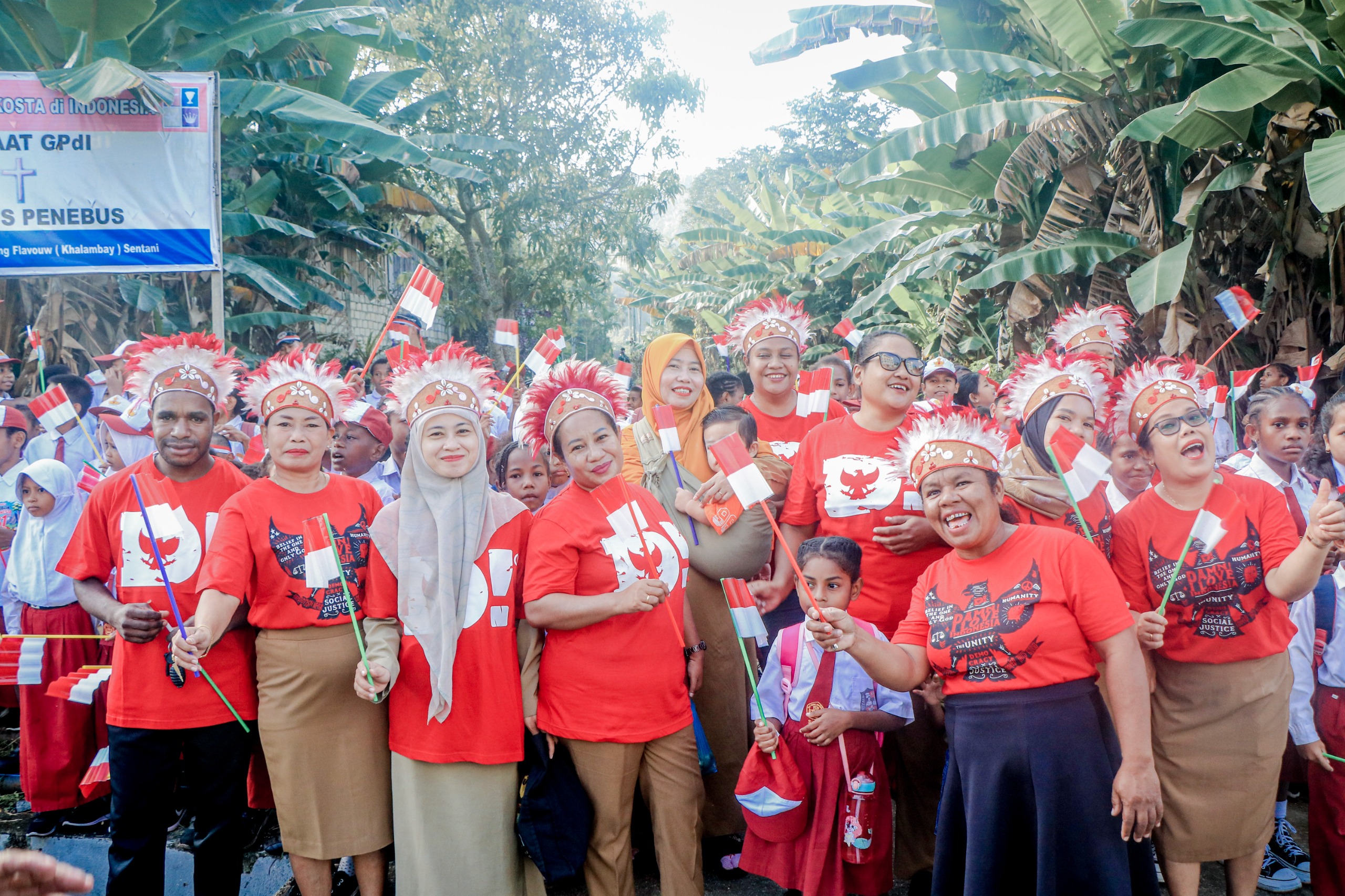 Sang Merah Putih Terbesar di Indonesia Berkibar di Puncak Gunung Cycloop, Koops TNI Habema : Gegap Gempita Damai Persatuan dari Tanah Cenderawasih Sang Merah Putih Terbesar di Indonesia Berkibar di Puncak Gunung Cycloop, Koops TNI Habema : Gegap Gempita Damai Persatuan dari Tanah Cenderawasih