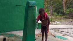 Air Bersih Mengalir, Senyum Anak-Anak Kampung Sesor Mengembang: Bukti Nyata TMMD Ke-129 Hadirkan Manfaat