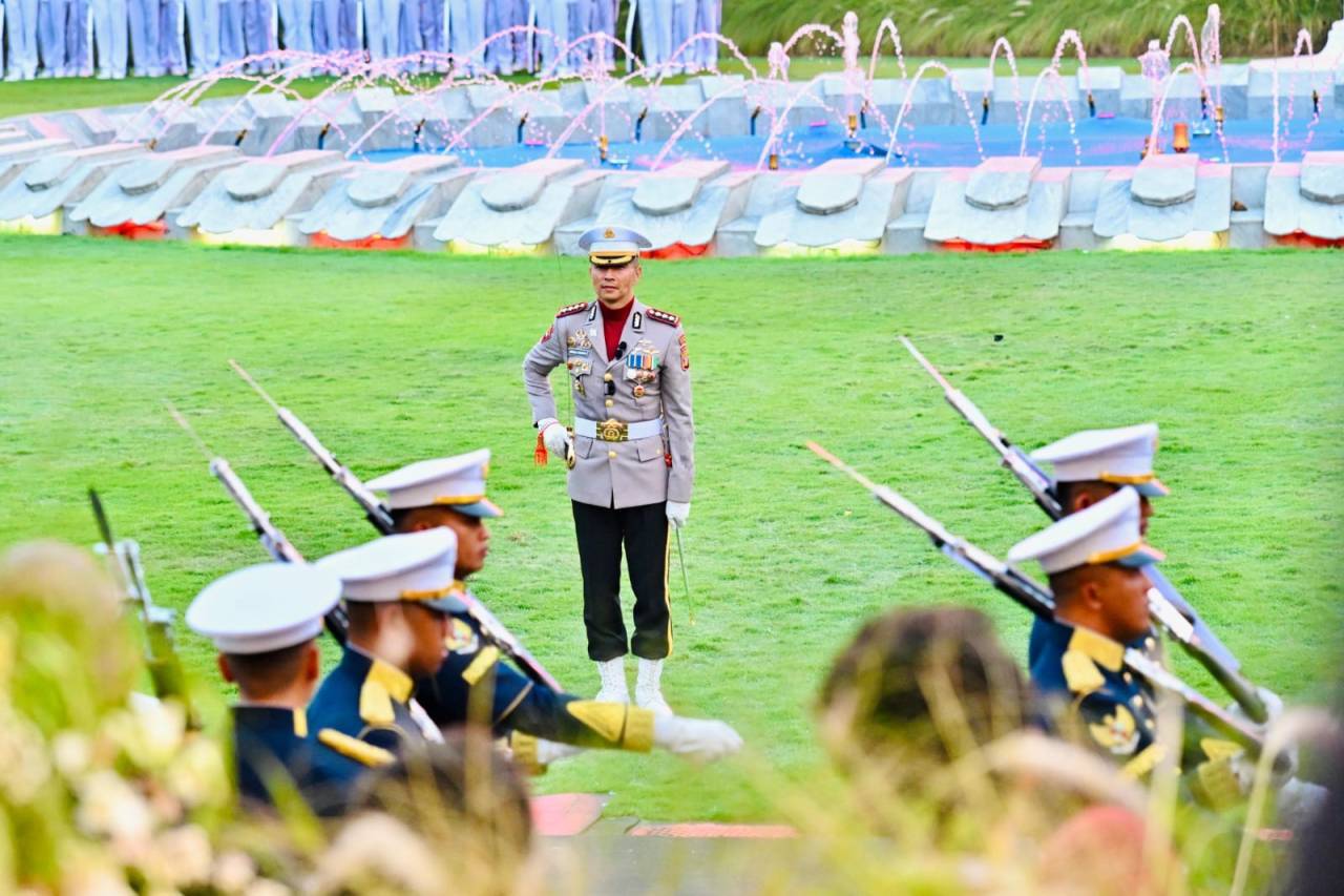 Panglima TNI Hadiri Upacara Penurunan Bendera Sang Merah Putih di Istana Merdeka