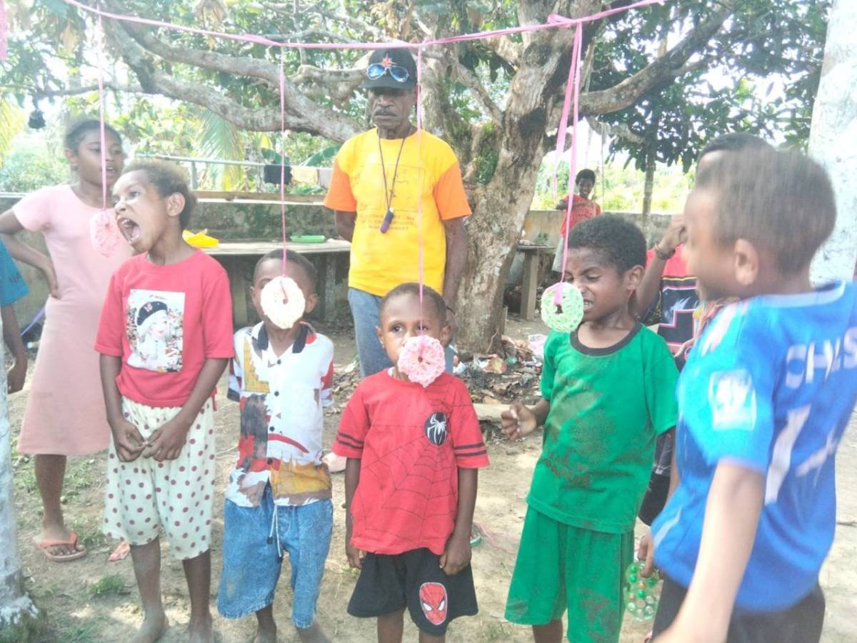 Berbagi Kebahagiaan HUT RI, Kepala Suku Senggi Gelar Lomba dan Pembagian Sembako Berbagi Kebahagiaan HUT RI, Kepala Suku Senggi Gelar Lomba dan Pembagian Sembako