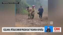 Kelelahan Petugas Pemadam Kebakaran di Palembang Kelelahan Petugas Pemadam Kebakaran di Palembang