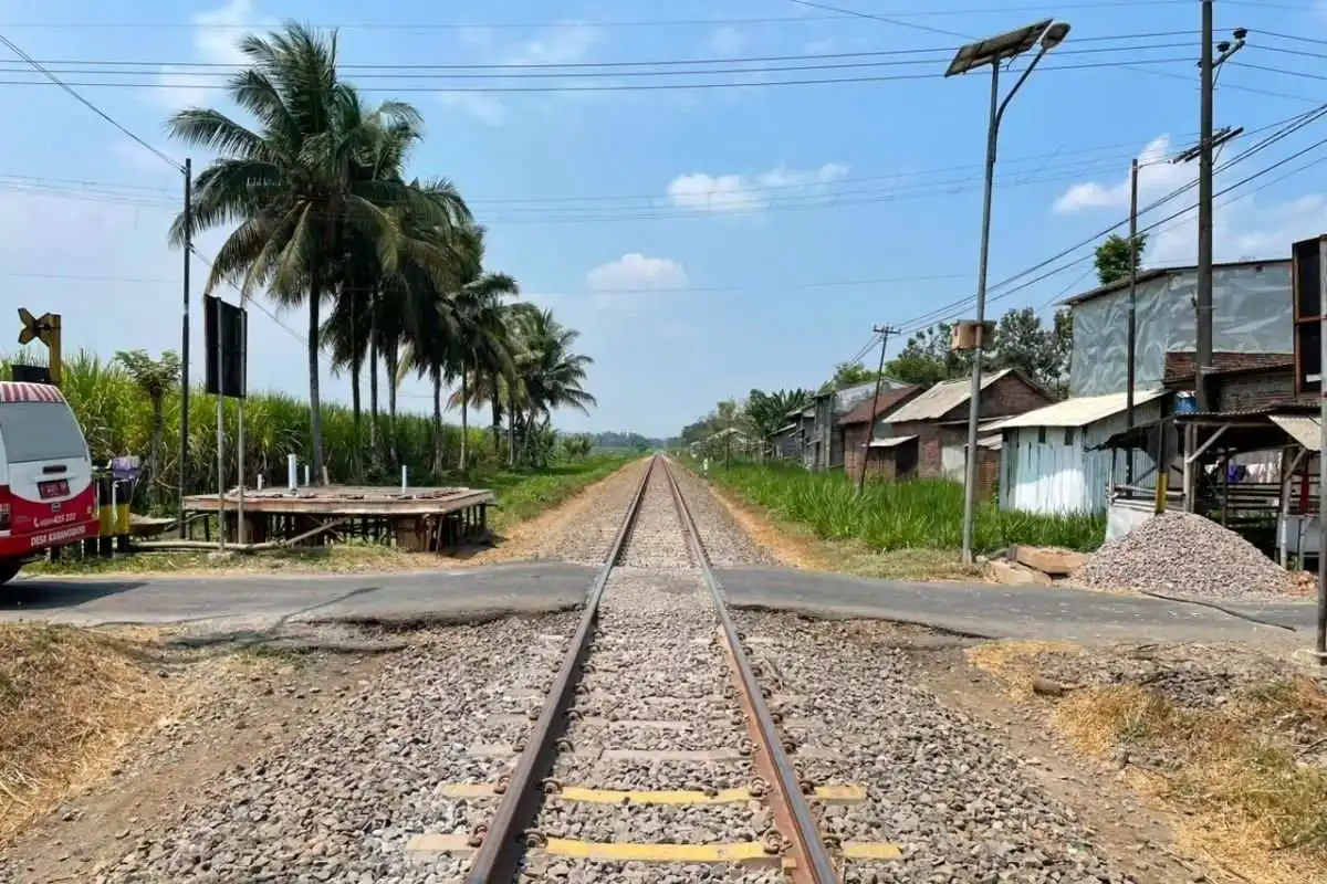 Pembangunan Jalur Perlintasan Langsung untuk Keselamatan Kereta Api di Jember